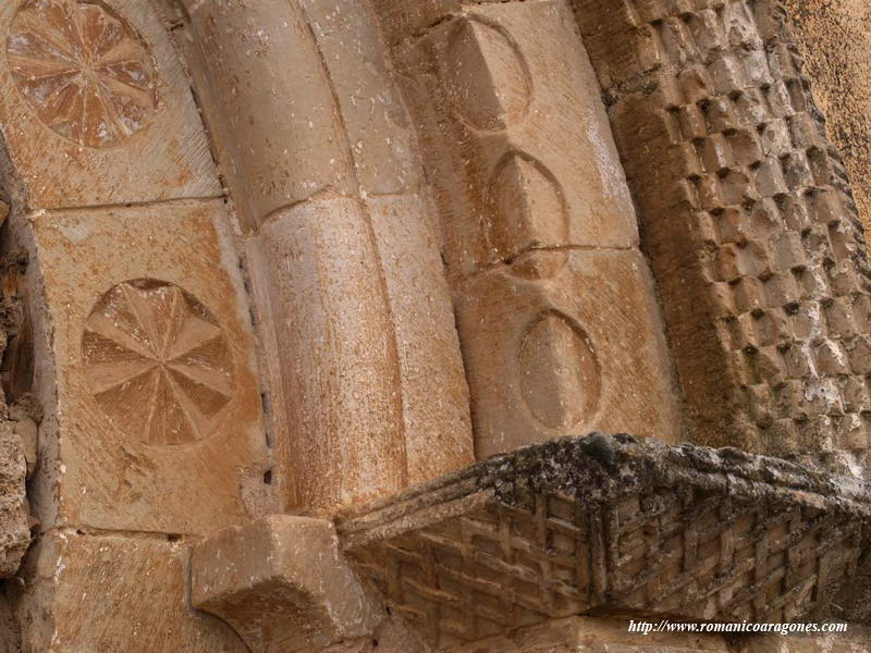 DETALLE DE LA DECORACIÓN DE LA PORTADA NORTE